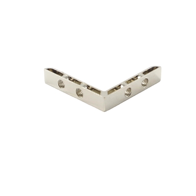 En el interior del soporte de 90 grados en el ángulo interior de conector de revestimiento para productos de hardware de precisión