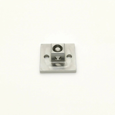 Proceso de estampado de productos de maquinaria mecanizada CNC de latón y aluminio