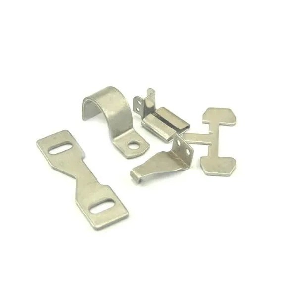 Componentes electrónicos personalizados de chapa metálica de acero inoxidable para estampado por inyección combinada